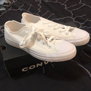 NWT AND BOX Converse Chuck Taylor Mono Low NWT!